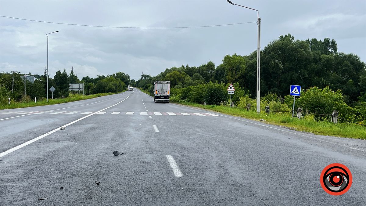 ДТП під Коломиєю за участі вантажівки та легковика 3