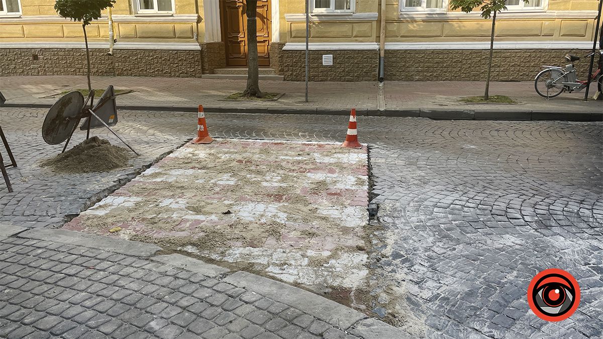 Австрійську бруківку розібрали задля "кольорового переходу": ще на двох вулицях Коломиї зміни 1
