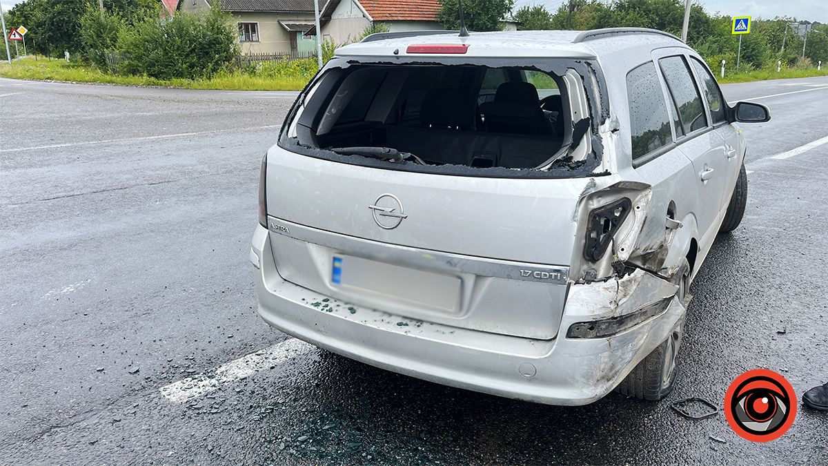 ДТП під Коломиєю за участі вантажівки та легковика 2