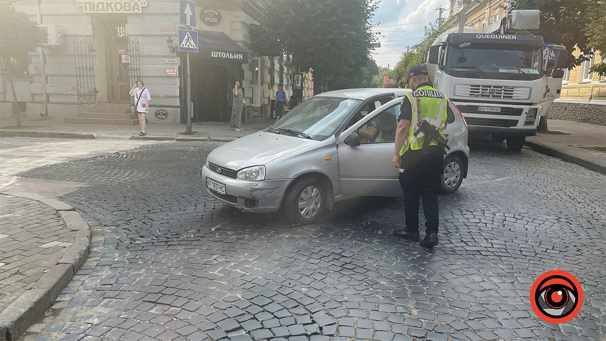 Проміле перевищує норму в 10 разів: дві автівки зіткнулися у середмісті Коломиї 6