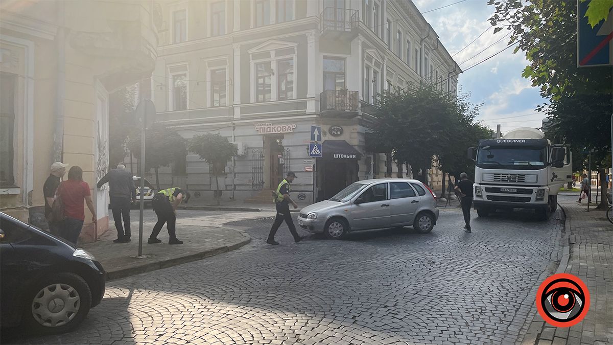 Проміле перевищує норму в 10 разів: дві автівки зіткнулися у середмісті Коломиї 5