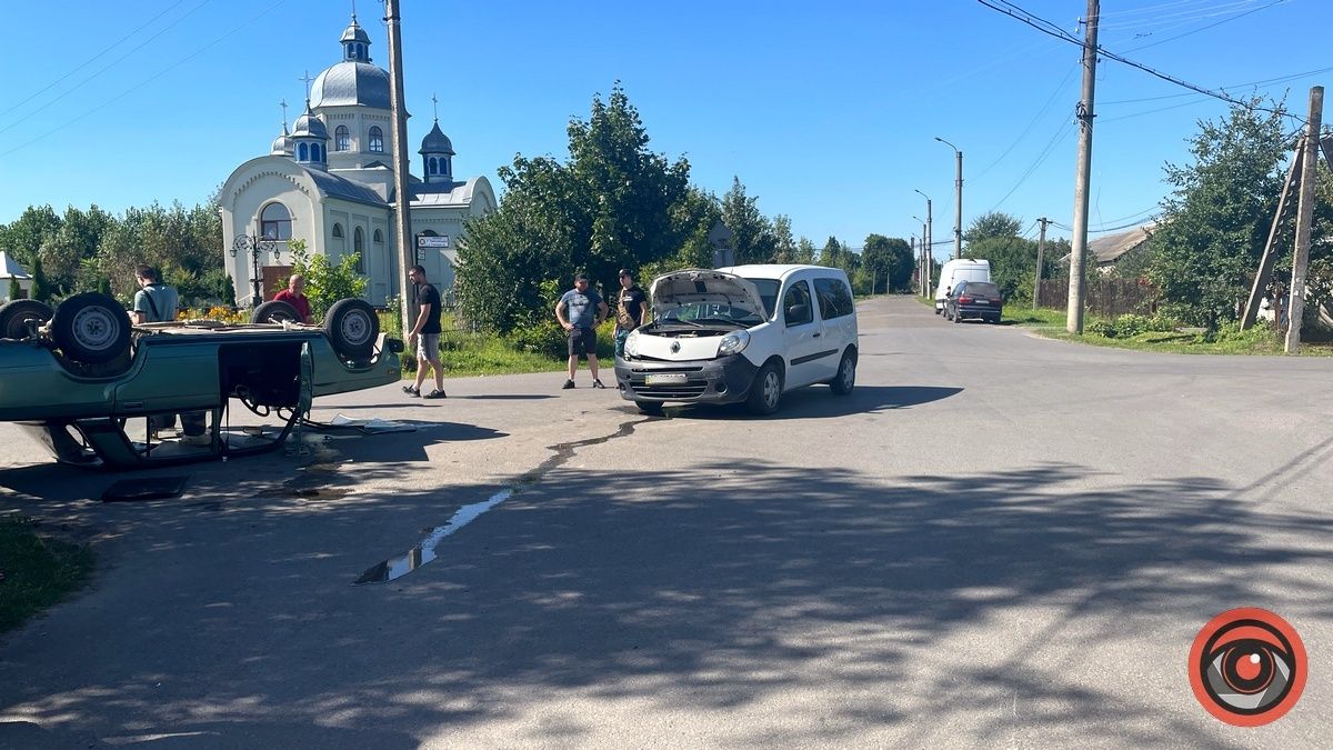 У Коломиї авто перекинулось внаслідок зіткнення на перехресті 5