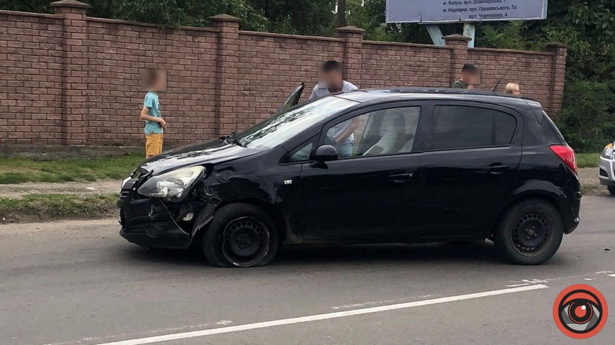Аварія у Коломиї: авто залетіло на подвірʼя 1