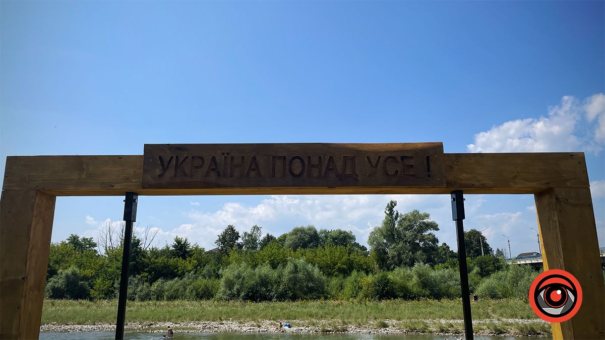 У Коломиї на березі Пруту встановили гойдалку 2