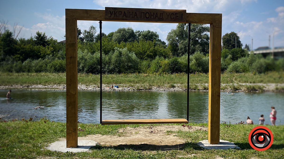 У Коломиї на березі Пруту встановили гойдалку 1