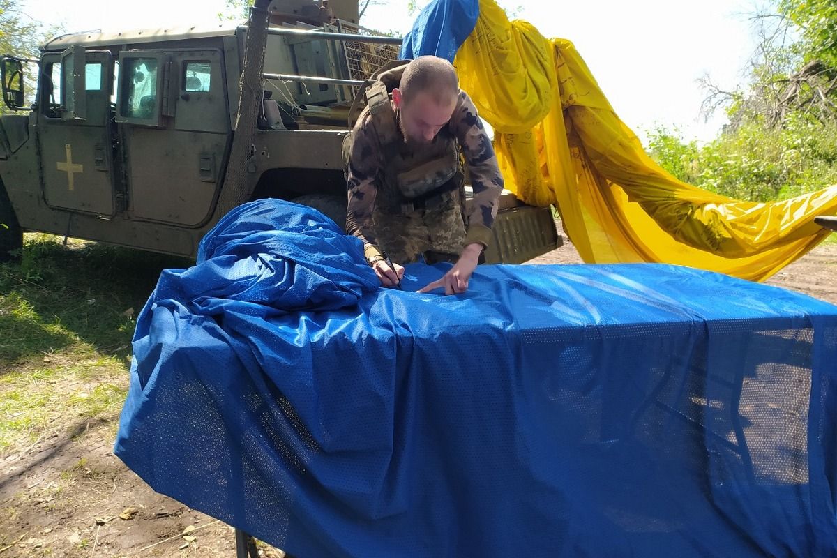 На головному прапорі країни майорять підписи наших "едельвейсів" 3