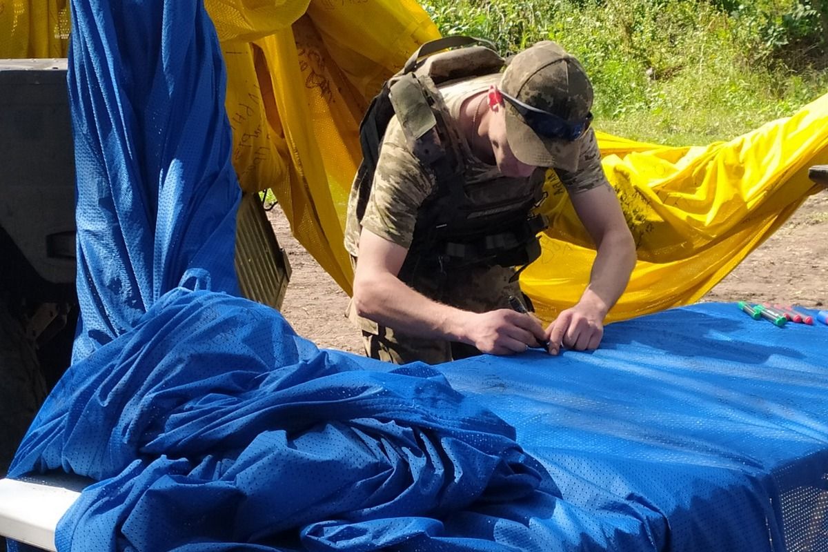 На головному прапорі країни майорять підписи наших "едельвейсів" 7