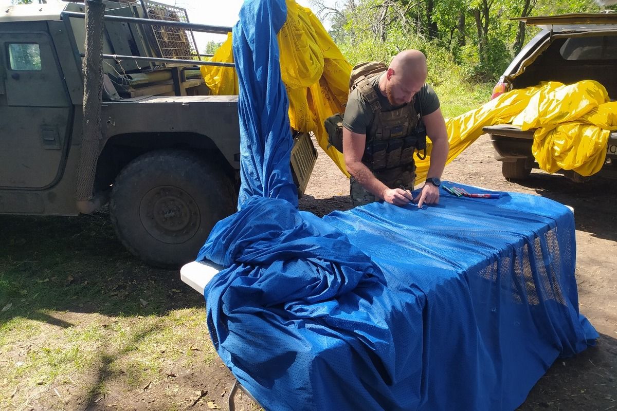 На головному прапорі країни майорять підписи наших "едельвейсів" 4