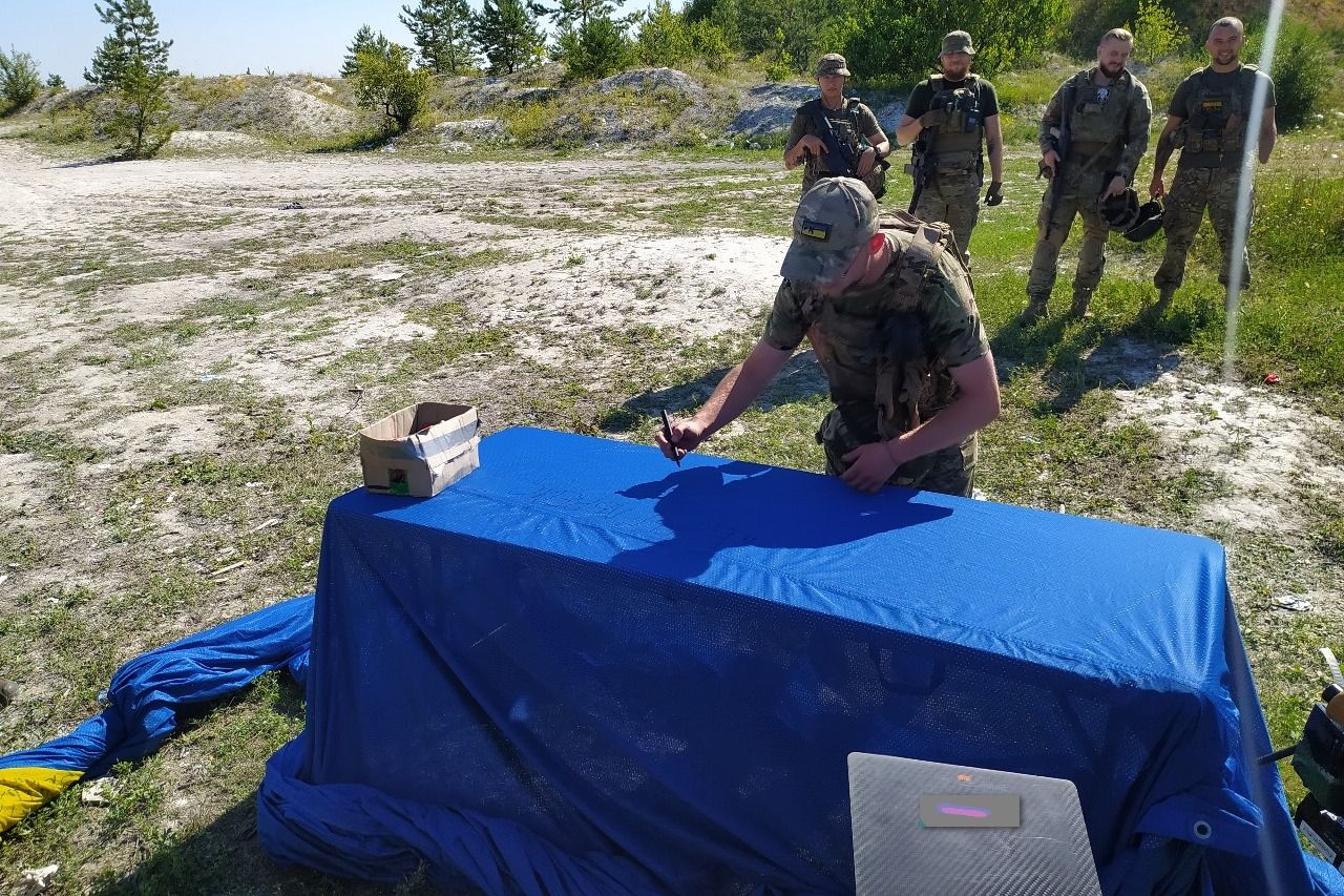 На головному прапорі країни майорять підписи наших "едельвейсів" 5