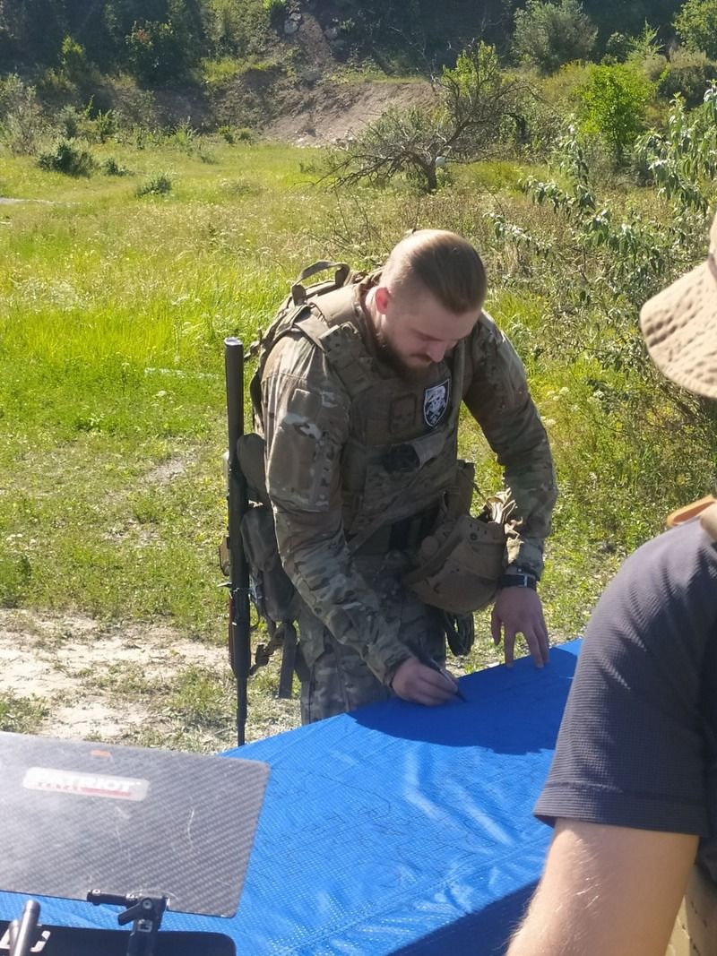 На головному прапорі країни майорять підписи наших "едельвейсів" 6