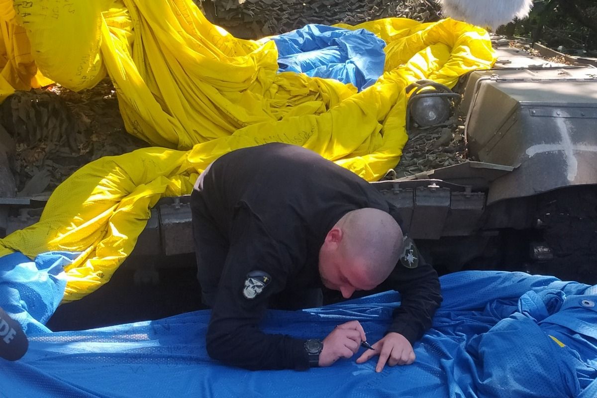 На головному прапорі країни майорять підписи наших "едельвейсів" 10