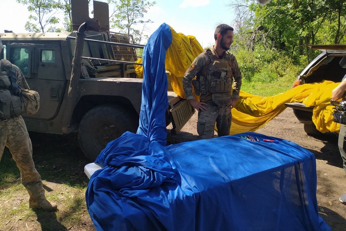 На головному прапорі країни майорять підписи наших "едельвейсів" 1