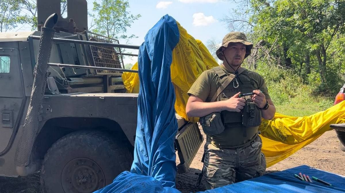 На головному прапорі країни майорять підписи наших "едельвейсів" 9