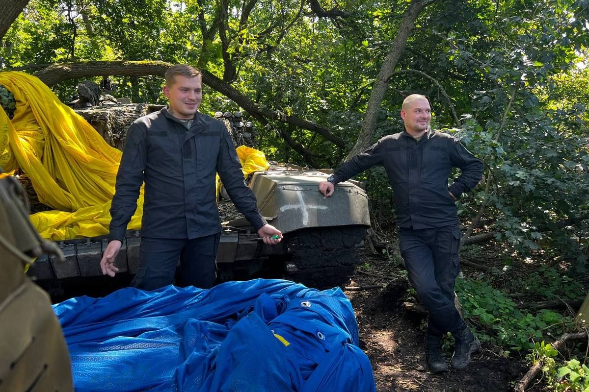 На головному прапорі країни майорять підписи наших "едельвейсів" 2