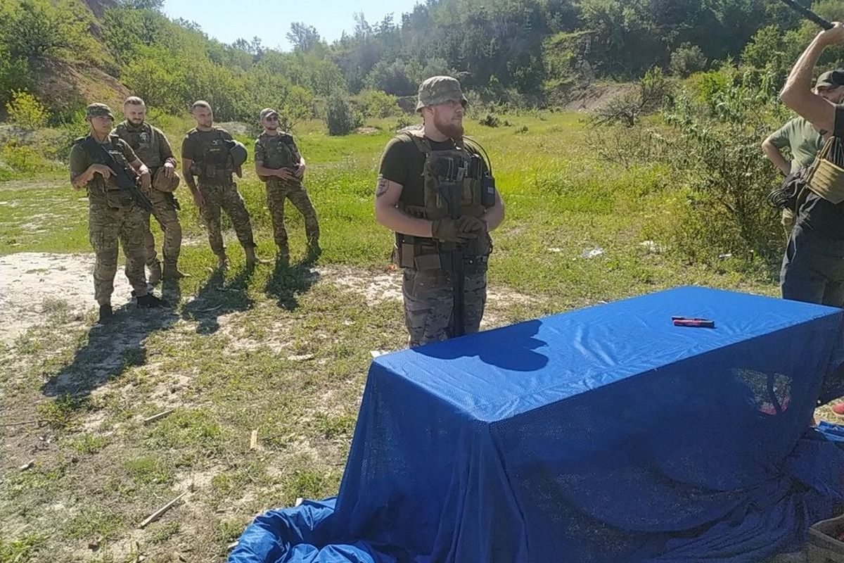 На головному прапорі країни майорять підписи наших "едельвейсів" 8