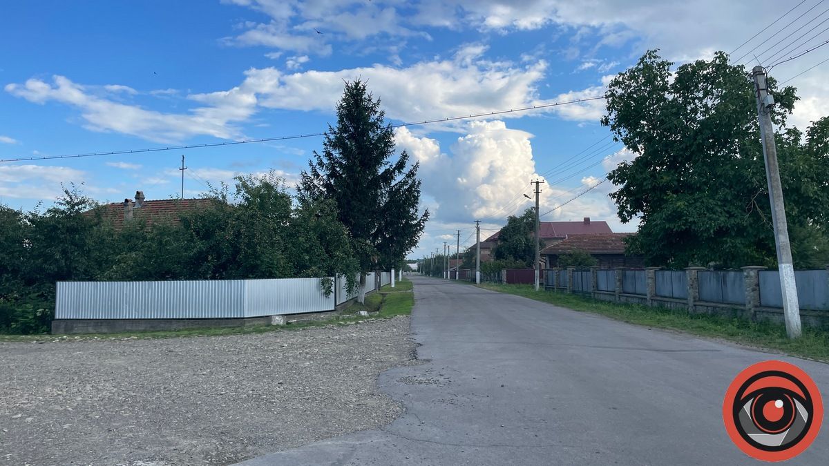 Вулиця "Центральна" в селі Семаківці.