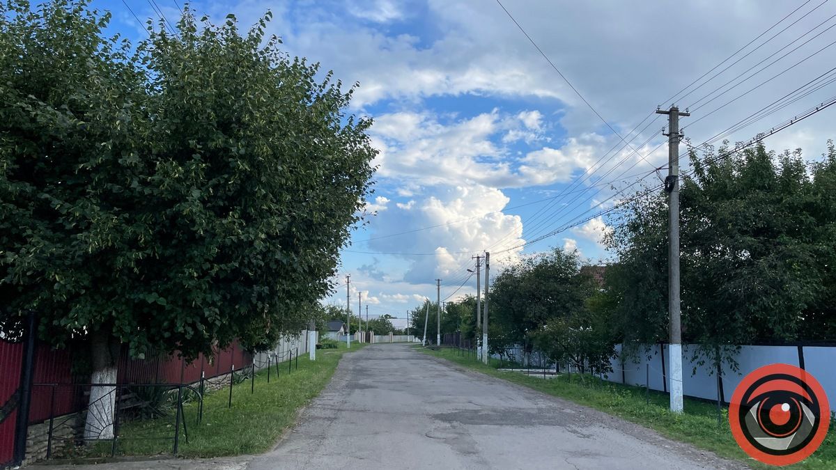 Вулиця "Центральна" в селі Семаківці.