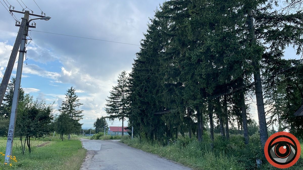 Вулиця "Центральна" в селі Семаківці.