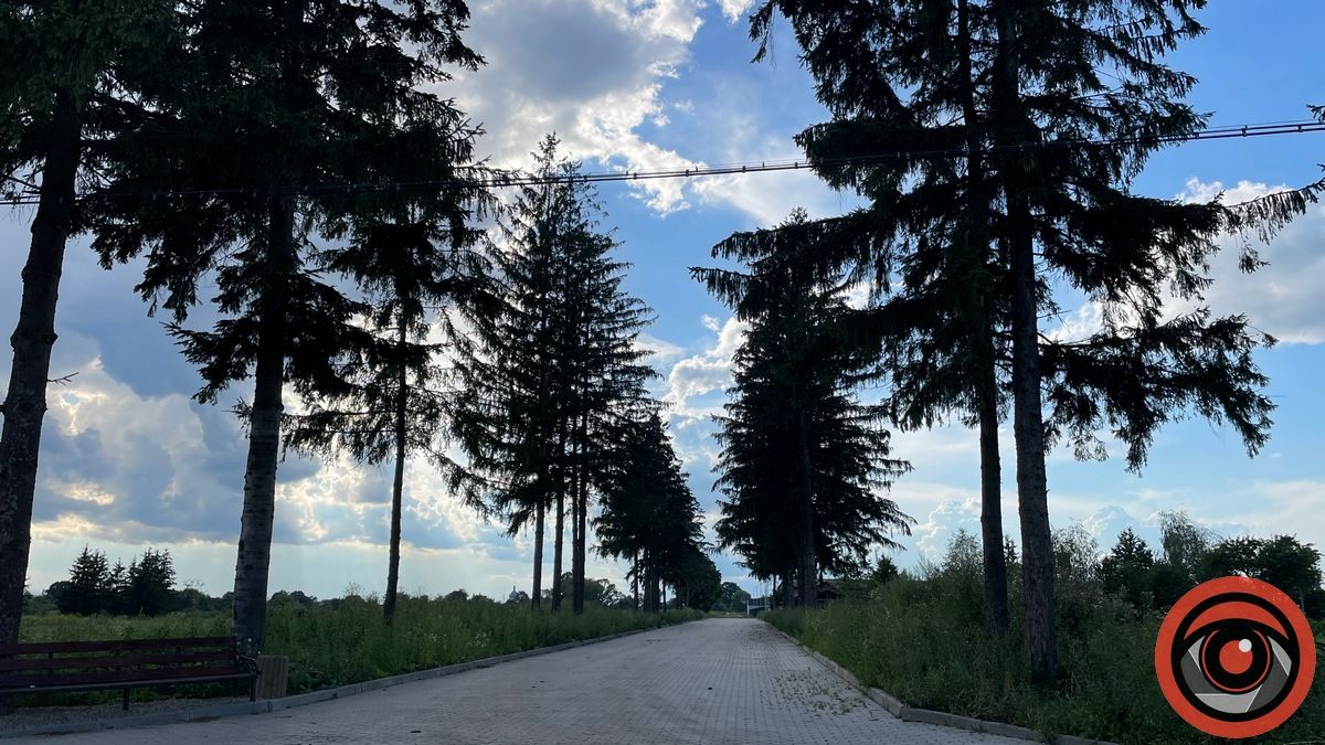 В'їзд до заводу з виготовлення бруківки "MonolitBruk", в радянські часи тут знаходився колгосп.