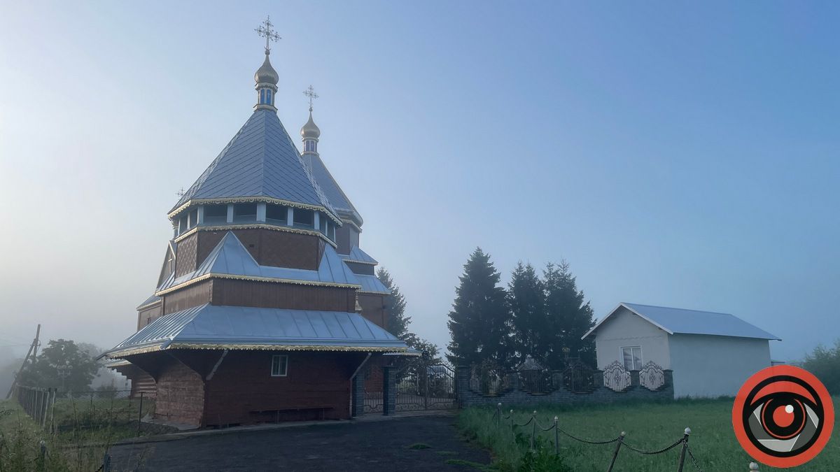 Вхід до церкви святого Василя Великого в селі Семаківці.