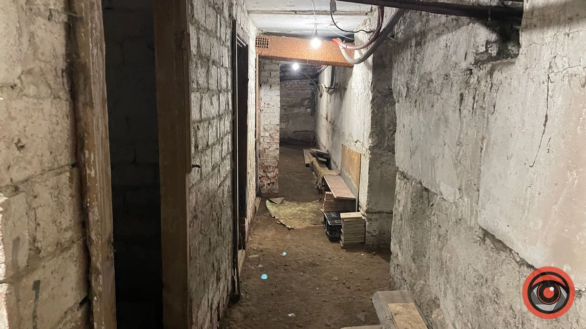 Під час нічної тривоги у Коломиї в укритті обвалилась стіна 9