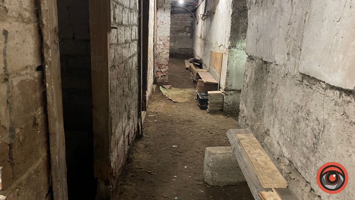 Під час нічної тривоги у Коломиї в укритті обвалилась стіна 6