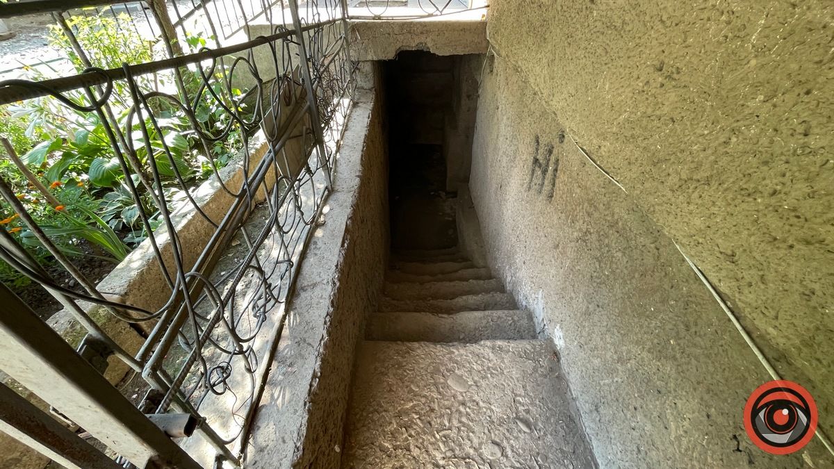 Під час нічної тривоги у Коломиї в укритті обвалилась стіна 2