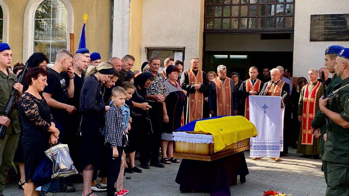 Коломийська громада прощалася із загиблим воїном Андрієм Чернецьким 4