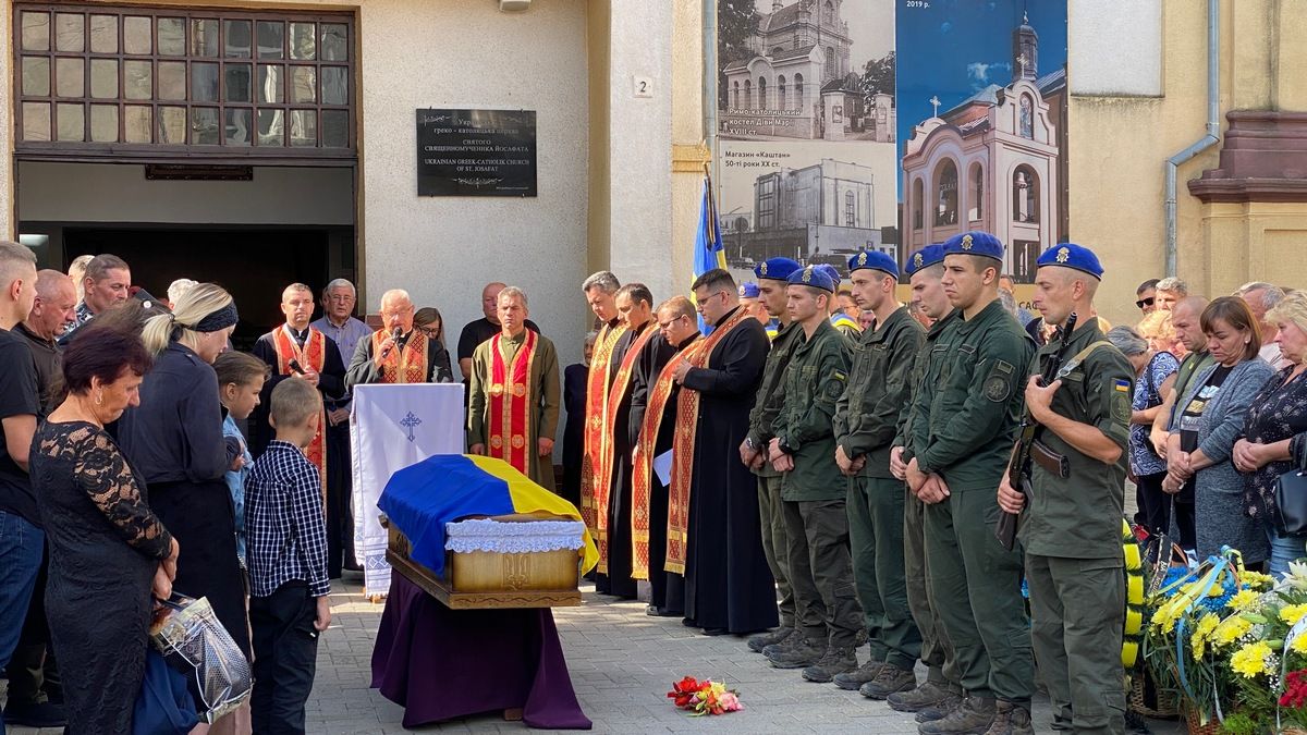 Коломийська громада прощалася із загиблим воїном Андрієм Чернецьким 6