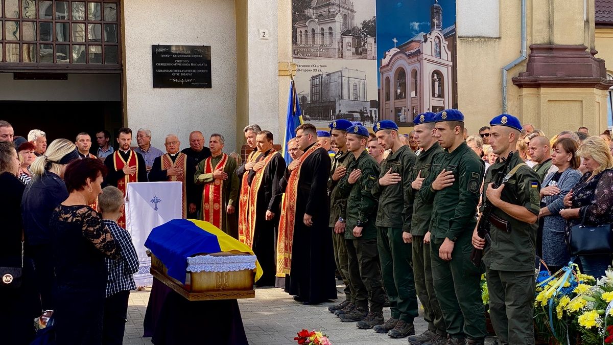 Коломийська громада прощалася із загиблим воїном Андрієм Чернецьким 8