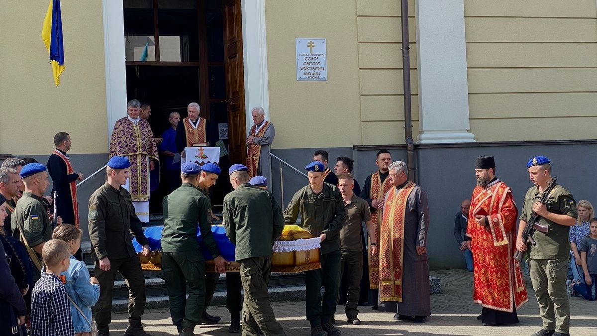 Коломийська громада прощалася із загиблим воїном Андрієм Чернецьким 20