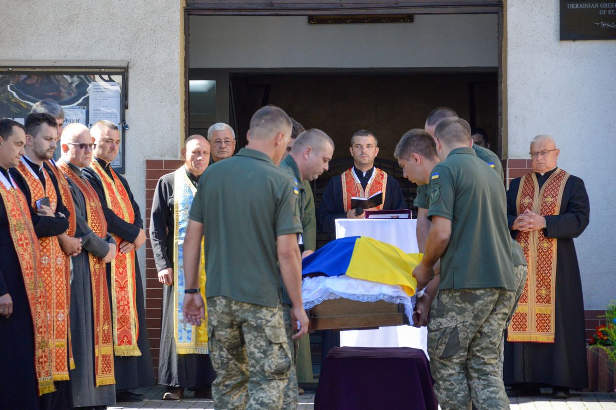 В Коломиї прощалася із загиблим захисником Іваном Мосійчуком 10