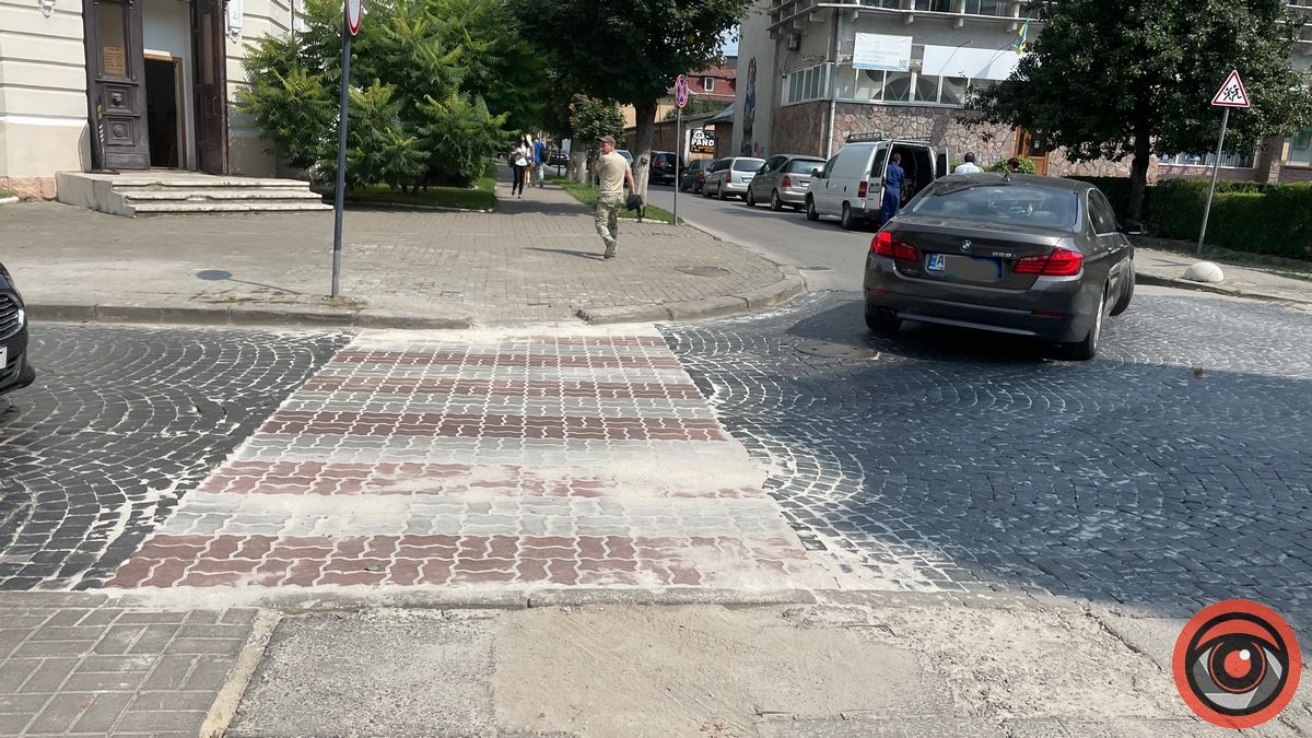 Замість історичної бруківки - кольорова плитка: у Коломиї змінили перехід на вул. Кобринського 2