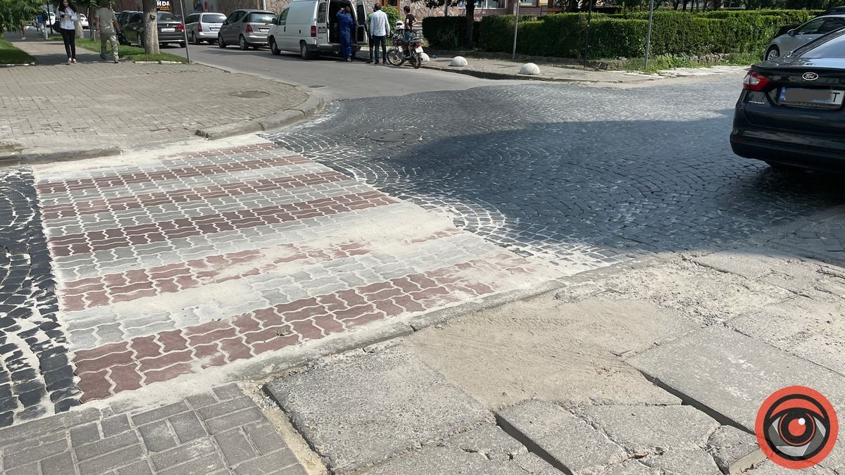 Замість історичної бруківки - кольорова плитка: у Коломиї змінили перехід на вул. Кобринського 1