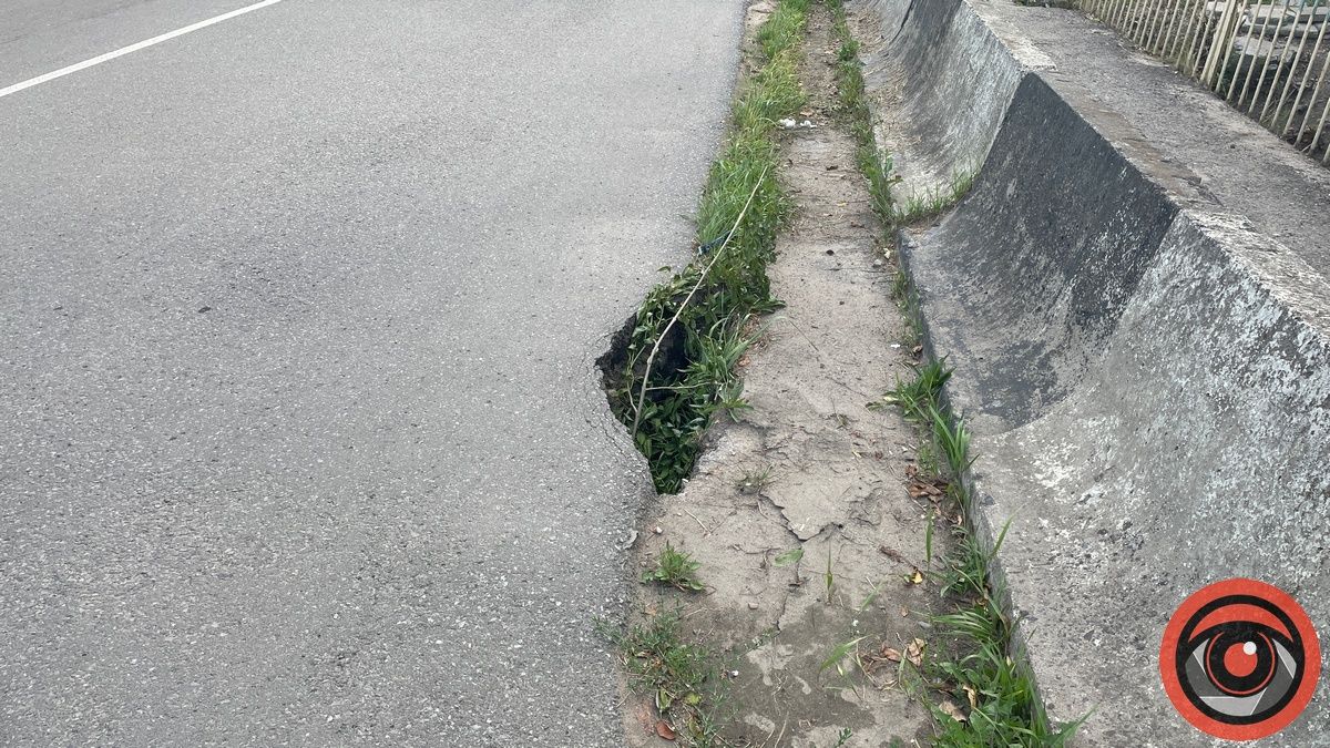 Небезпека на мосту: на вул. Моцарта провалюється асфальт 1