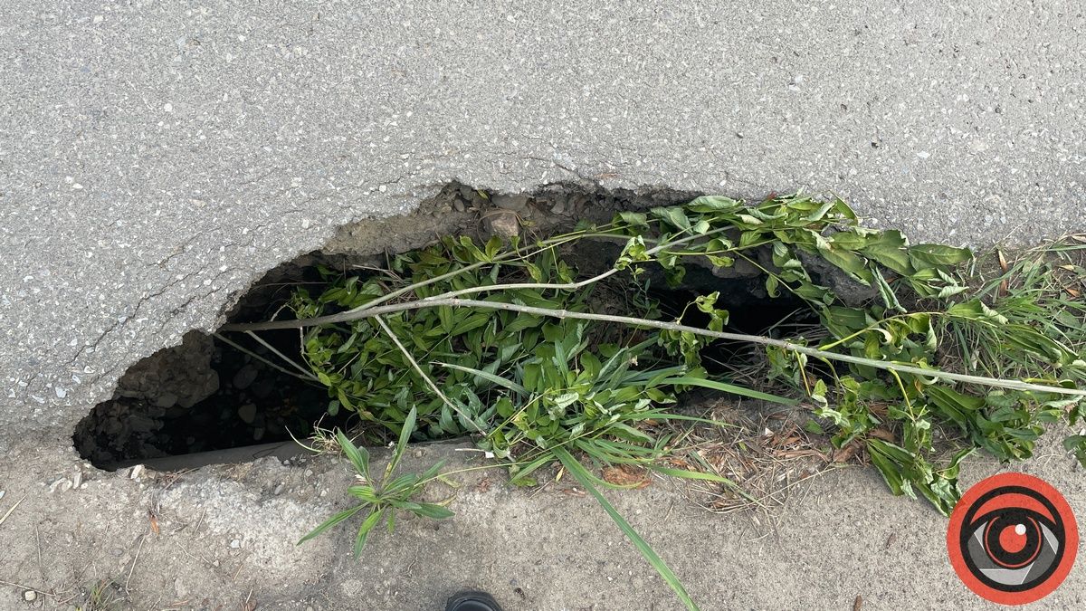 Небезпека на мосту: на вул. Моцарта провалюється асфальт 2