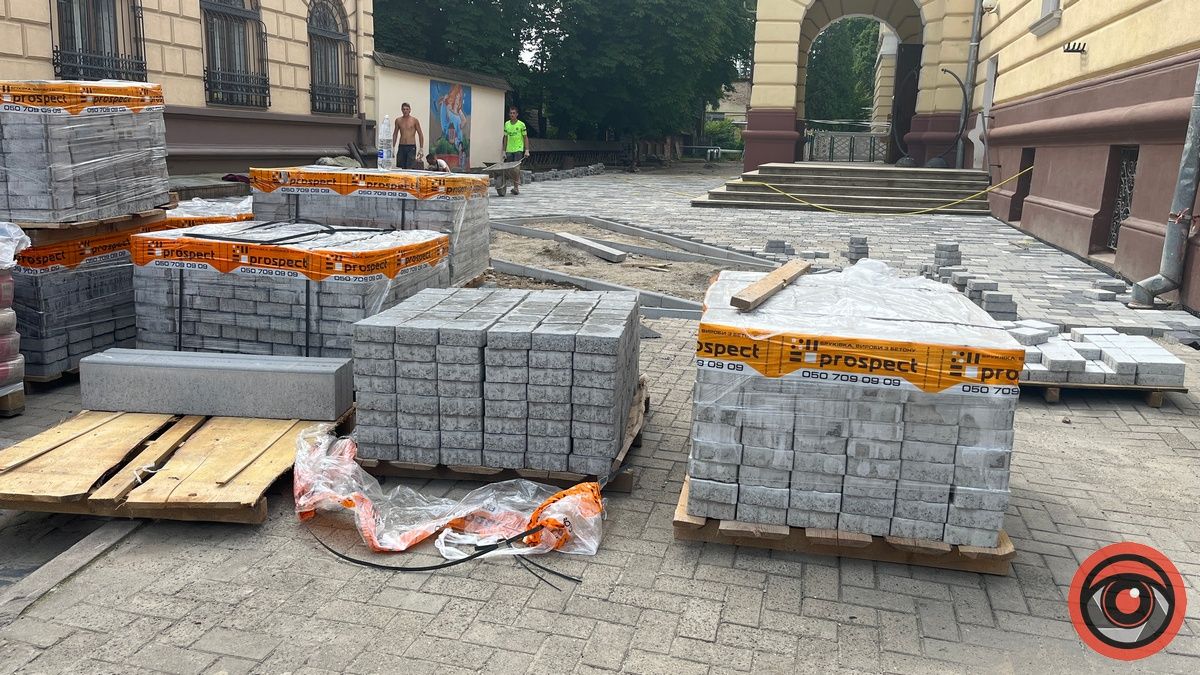В чому ж сюрприз, вартістю майже 1 млн грн: зміни перед Народним Домом в Коломиї 2