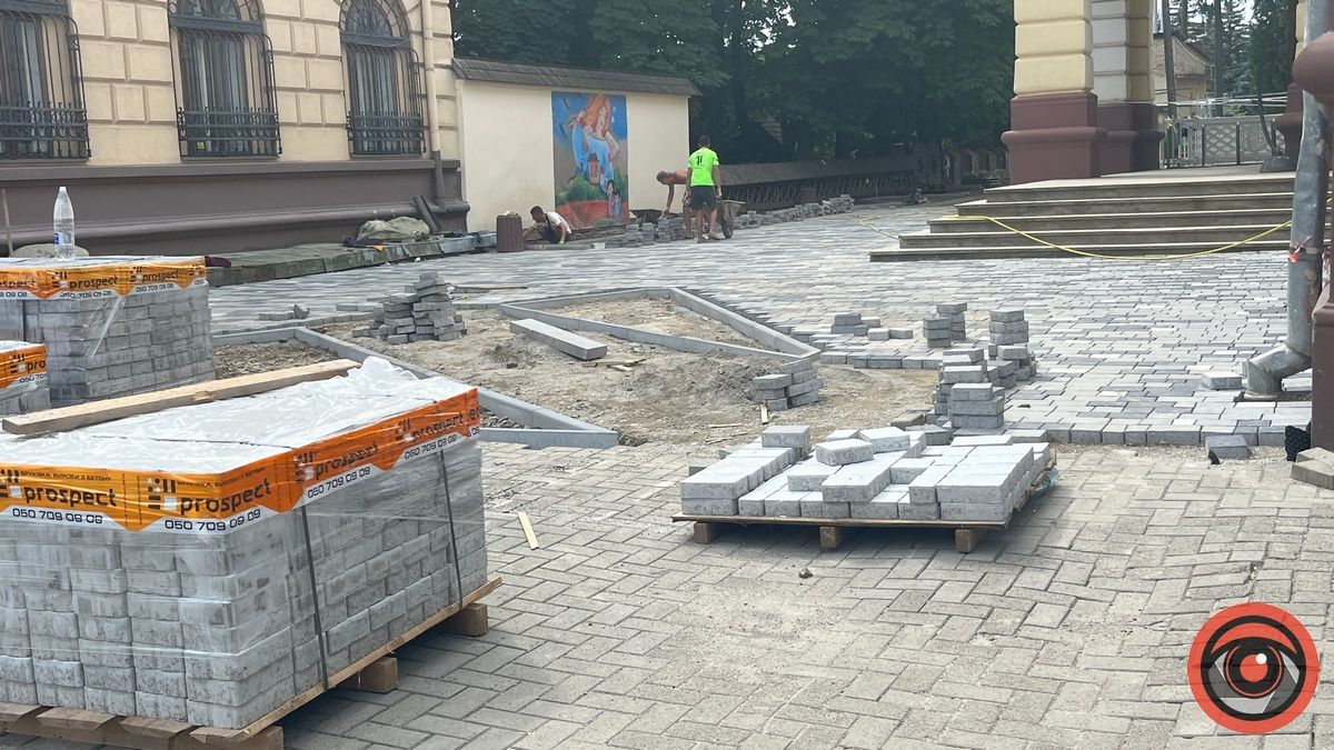 В чому ж сюрприз, вартістю майже 1 млн грн: зміни перед Народним Домом в Коломиї 3