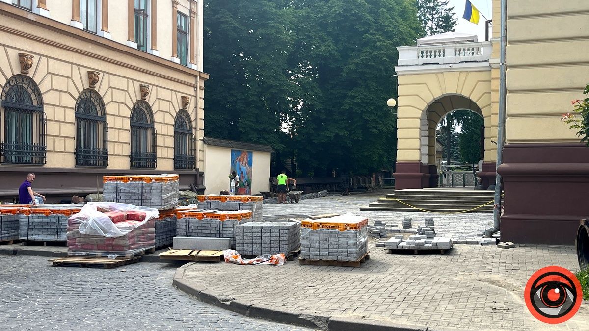 В чому ж сюрприз, вартістю майже 1 млн грн: зміни перед Народним Домом в Коломиї