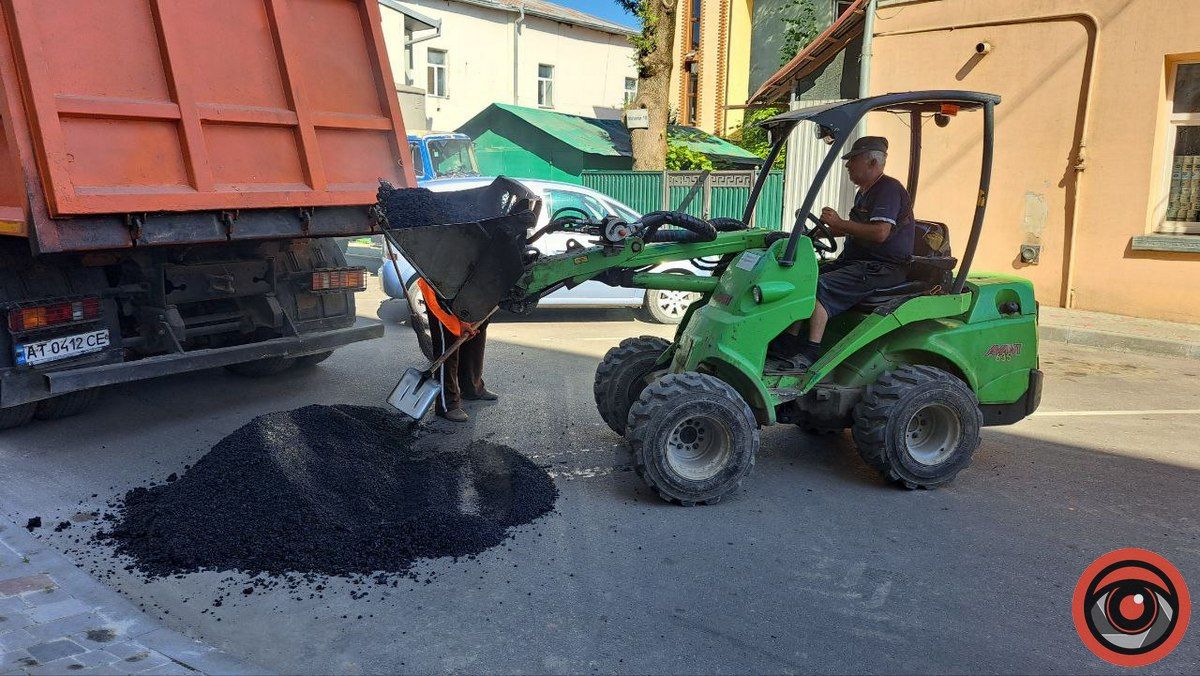 Злощасну яму на платній парковці в Коломиї знову латають