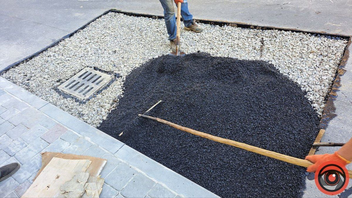 Злощасну яму на платній парковці в Коломиї знову латають 3