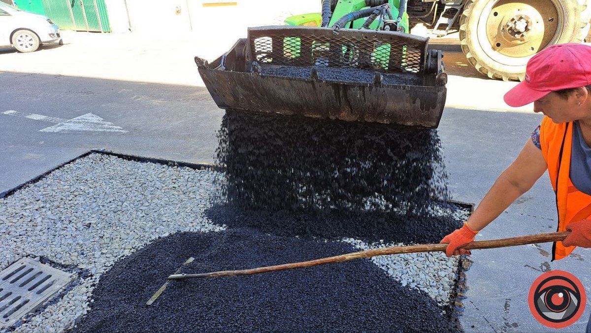 Злощасну яму на платній парковці в Коломиї знову латають 4