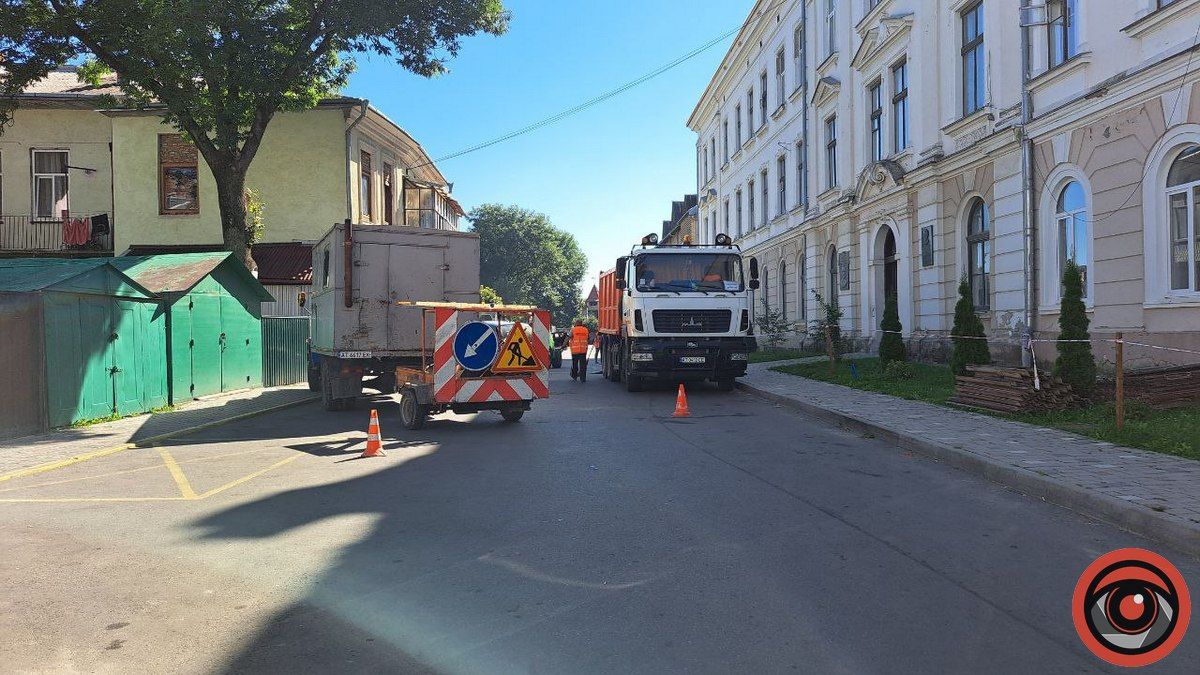 Злощасну яму на платній парковці в Коломиї знову латають 1