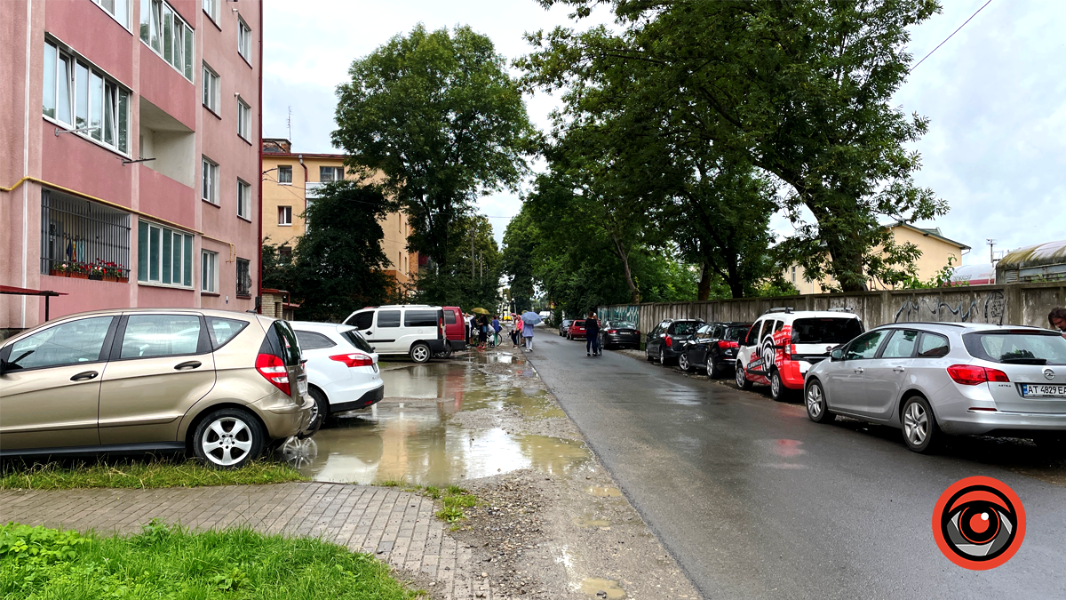 Не для людей, для машин: мешканці мікрорайону в Коломиї вимагають безпечних умов для пішоходів 1