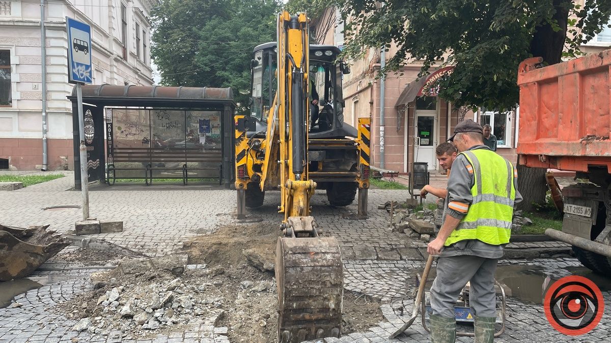 На бульварі Лесі Українки тривають роботи, частково вулицю перекрито 3