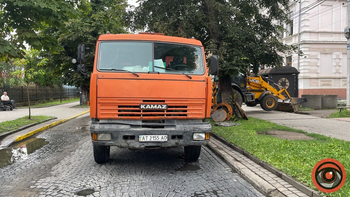 На бульварі Лесі Українки тривають роботи, частково вулицю перекрито 2