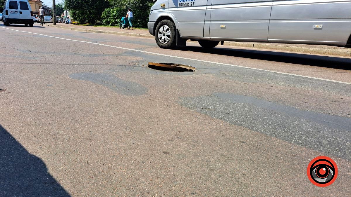 На вулиці Мазепи вчерговий раз відкрився люк 2