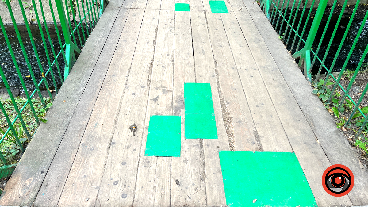 Почули і виправили як могли: у міському парку Коломиї полатали дерев'яний міст 4