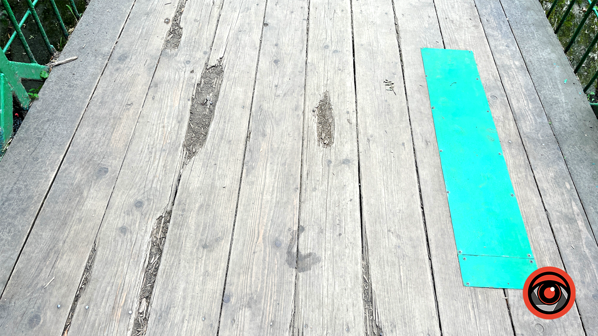 Почули і виправили як могли: у міському парку Коломиї полатали дерев'яний міст 7