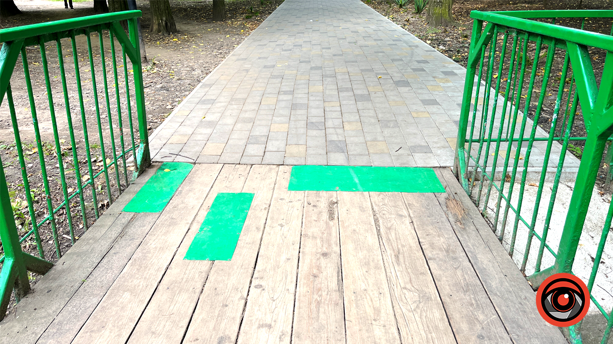 Почули і виправили як могли: у міському парку Коломиї полатали дерев'яний міст 5